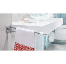 Modernes Badezimmer mit Waschbecken, Handtuchhalter und Handtüchern