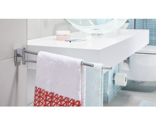 Modernes Badezimmer mit Waschbecken, Handtuchhalter und Handtüchern