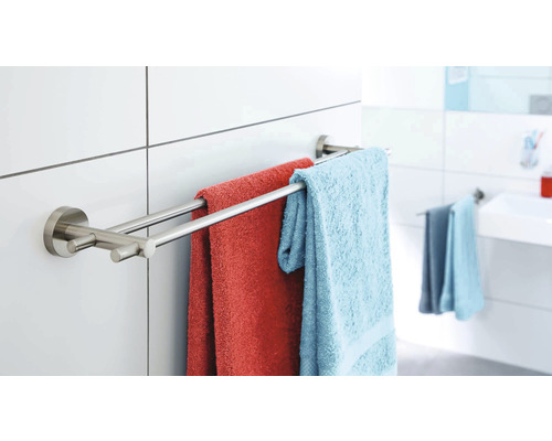 Doppelter Handtuchhalter mit Handtüchern im Badezimmer