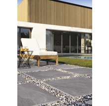 Außenbereich mit Terrassenplatten und Liegestuhl