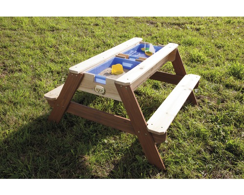 Sandkasten mit Tisch und Bänken aus Holz auf einer Rasenfläche