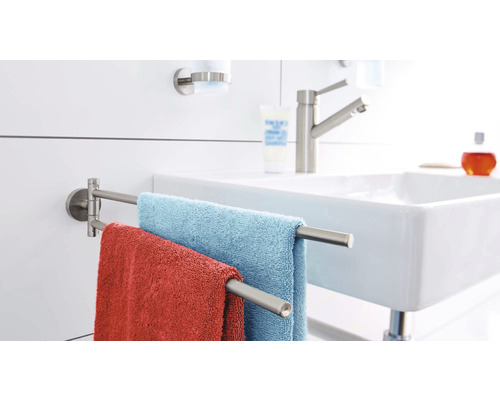 Modernes Badezimmer mit Handtuchhalter und zwei Handtüchern