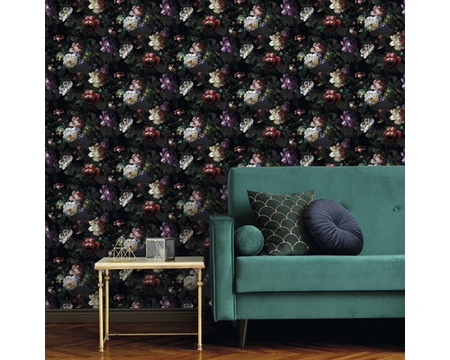 Wohnzimmer mit floraler Tapete, Sofa und Beistelltisch