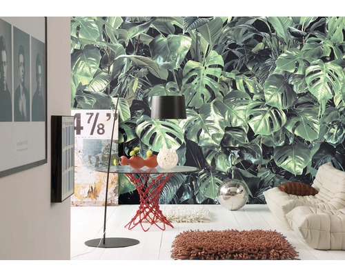 Wohnzimmer mit botanischer Blättertapete, Stehlampe und Tisch