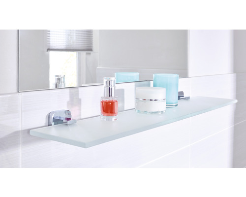 Badezimmerregal aus Glas mit Kosmetikprodukten an der Wand montiert