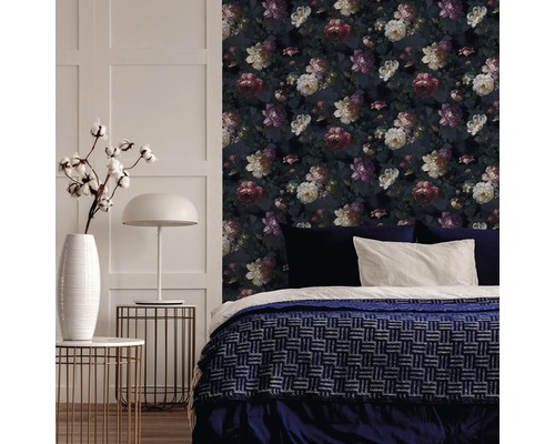 Schlafzimmer mit floraler Tapete, Bett und Nachttischen