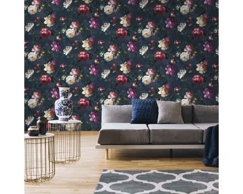 Wohnzimmer mit blumiger Tapete, Sofa und Beistelltischen