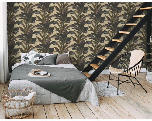 Schlafzimmer mit floral gemusterter Tapete, Bett, Leiter und Stuhl