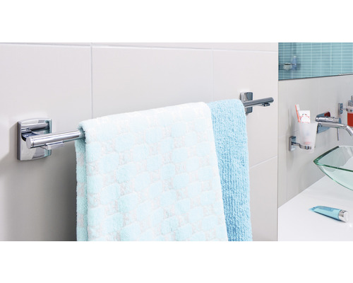 Handtuchhalter aus Metall mit zwei Handtüchern im Badezimmer