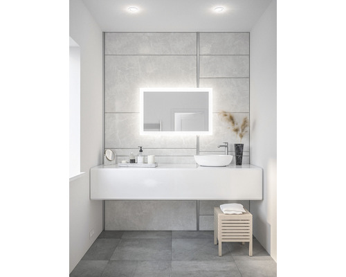 Modernes Badezimmer mit Waschtisch, Spiegel mit Beleuchtung und Hocker