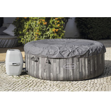 Abgedeckter Lay-Z-Spa Whirlpool mit Pumpe im Außenbereich