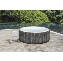 Aufblasbarer Lay-Z-Spa Whirlpool auf einer Holzterrasse