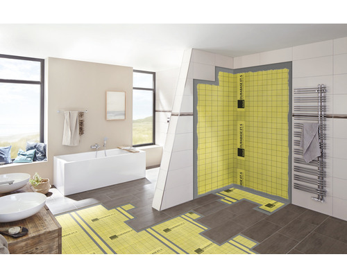 Badezimmer mit Duschbereich, Badewanne und Fußbodenheizung mit Entkopplungsmatten
