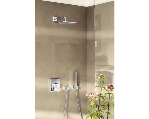 Duschset mit Kopfbrause, Handbrause und Armatur im modernen Badezimmer