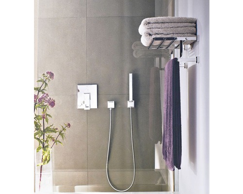 Modernes Badezimmer mit Handtuchhalter, Dusche und Armatur
