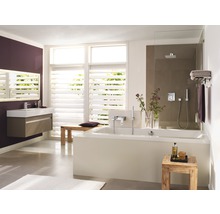Badezimmer mit Badewanne, Waschtisch, Bank und Dusche