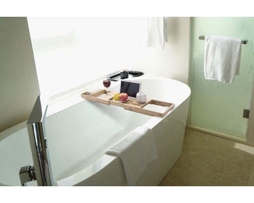 Badezimmer mit Badewanne und Bambus Badewannenablage mit Getränk, Tablet und Obst