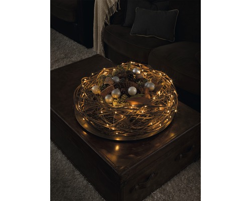 Dekorativer Adventskranz mit LED-Lichtern auf einem Tisch
