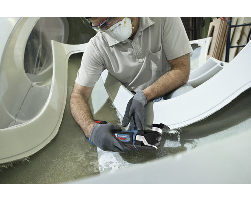 Mann verwendet ein Multifunktionswerkzeug von Bosch für eine Reparatur