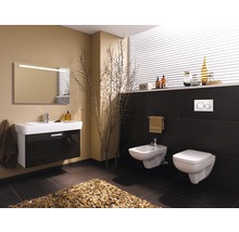 Modernes Badezimmer mit Waschtisch, Spiegel, Bidet und Toilette