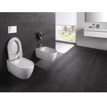 Badezimmer mit wandhängendem WC, Bidet und Waschbecken
