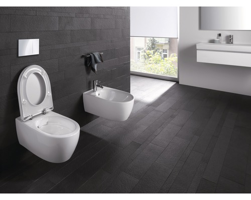 Badezimmer mit wandhängendem WC, Bidet und Waschbecken