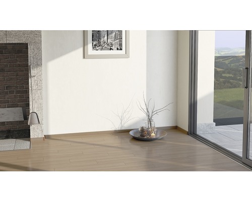Heller Raum mit Kamin, Dekoration und Schiebetür