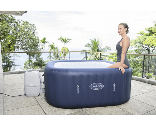 Aufblasbarer Lay-Z-Spa Whirlpool mit Frau im Garten