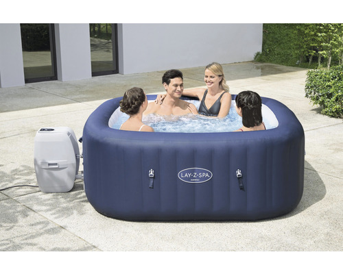 Aufblasbarer Lay-Z-Spa Whirlpool mit Personen im Garten.