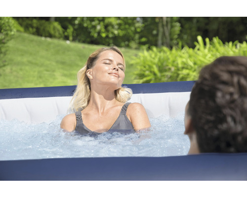 Frau entspannt in einem aufblasbaren Whirlpool im Freien