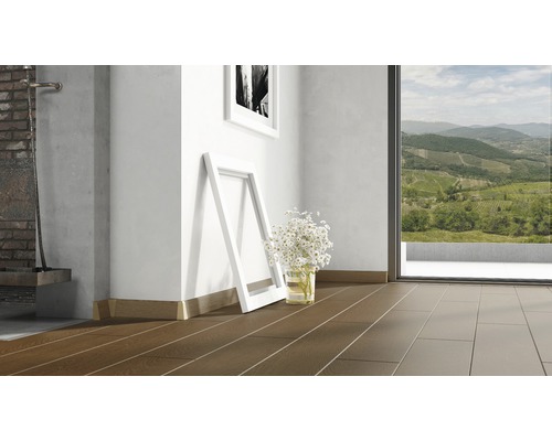 Raumansicht mit braunem Laminatboden, weißen Bilderrahmen und Blumen in einer Vase