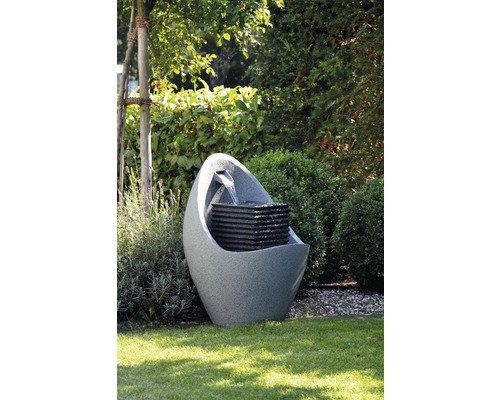 Garten mit Kaskadenbrunnen aus Stein