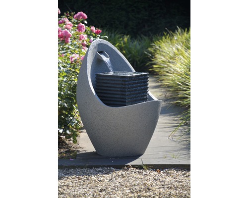 Gartenbrunnen mit Wasserspiel und modernem Design