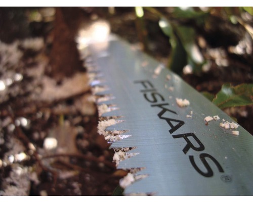 Fiskars Sägeblatt im Außeneinsatz mit Holzspänen