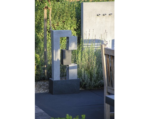 Dekorative Garten Szene mit einem stilvollen Brunnen aus Stein.
