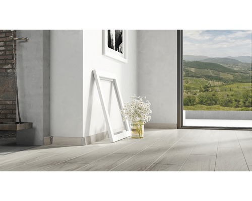 Heller Raum mit hellem Holzfußboden, Dekoration und Ausblick auf die Landschaft