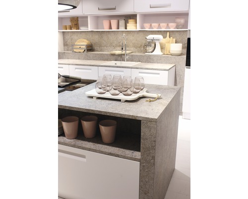 Helle Küche mit Kücheninsel, Einbauschränken und Küchenutensilien