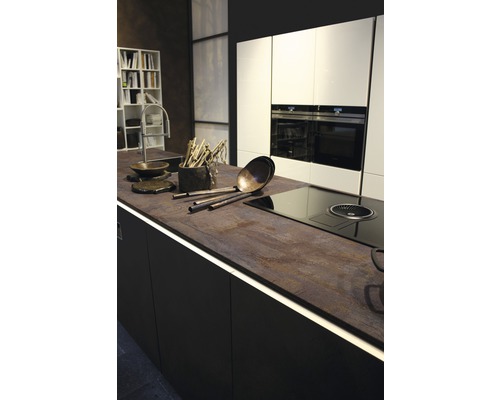 Küchenszene mit dunklen Unterschränken, Arbeitsplatte mit Beleuchtung und weißen Hängeschränken.