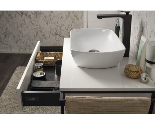 Badezimmeransicht mit Waschbecken, Armatur und offenem Schubladenelement