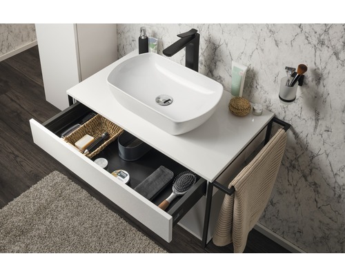 Waschtisch mit offenem Schubfach und Handtuchhalter im Badezimmer