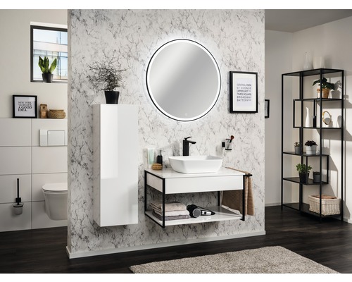 Modernes Badezimmer mit Waschtisch, Spiegel, Regal und Dekorationen.