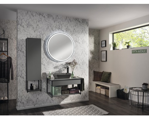 Modernes Badezimmer mit Waschtisch, Spiegel und Stauraum