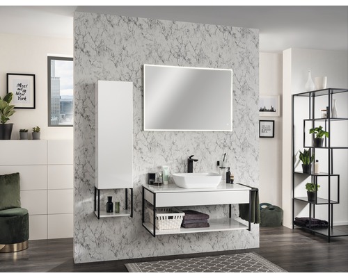 Modernes Badezimmer mit Waschtisch, Spiegel und Stauraumelementen.