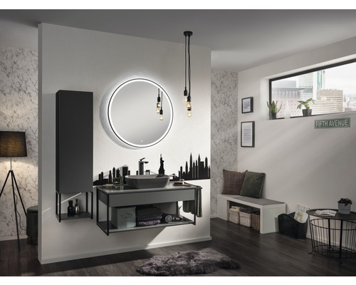 Modernes Badezimmer mit Waschtisch, Spiegel, Hochschrank und New York Skyline Motiv