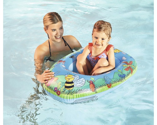 Mutter und Kind mit aufblasbarem Schwimmring im Wasser