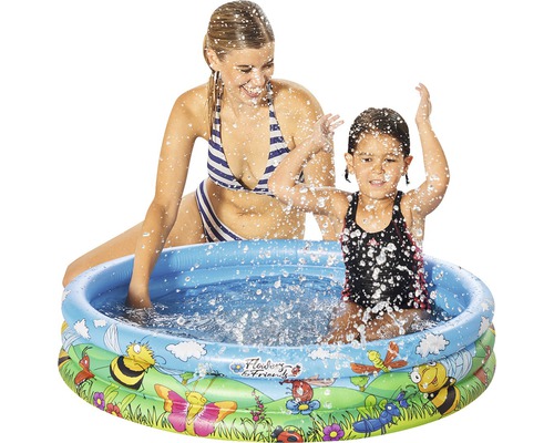 Mutter und Kind spielen in einem aufblasbaren Planschbecken mit Tiermotiven für den Garten