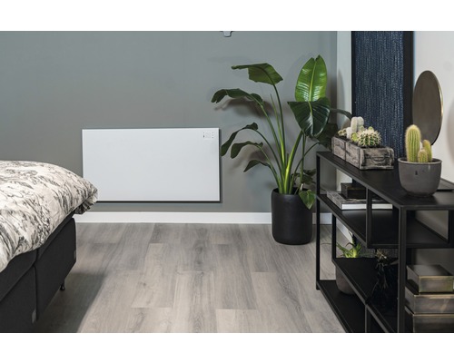 Helles Schlafzimmer mit Wandheizung, Pflanze und Regal