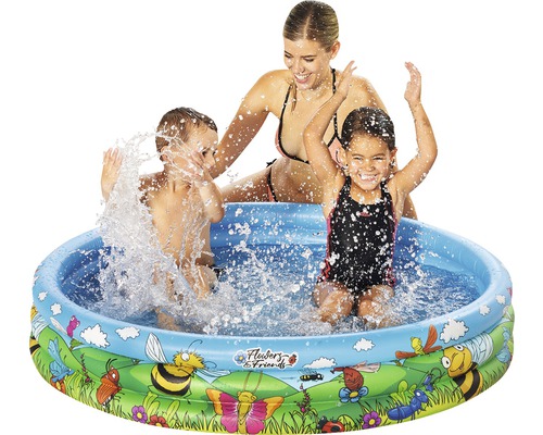 Aufblasbares Planschbecken mit Kindern und einer Frau im Garten