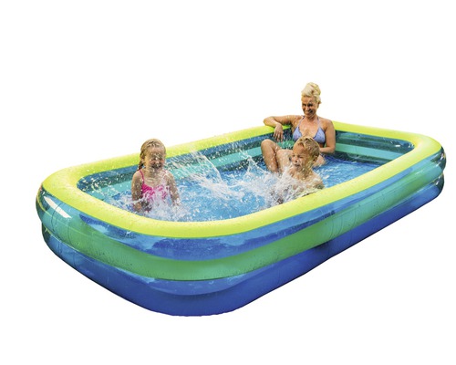 Aufblasbarer rechteckiger Pool mit spielenden Kindern und einer Frau