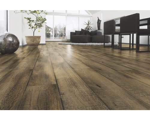 Helles Wohnzimmer mit Holzlaminatboden, Sofa, Tisch und Zimmerpflanzen